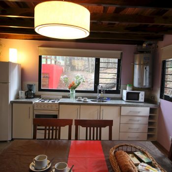 Cabaña Mora: cocina comedor con amplios ventanales
