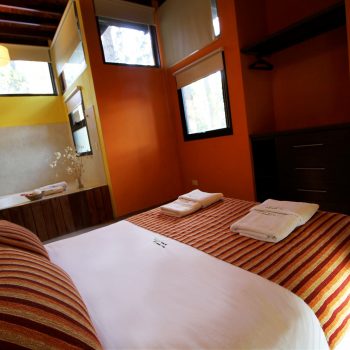 Cabaña Cítrica: Dormitorio matrimonial con jacuzzi doble - Cabaña Cítrica - Cabañas y Spa del Puente - Mar Azul