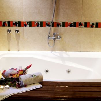 Cabaña Naturaleza: jacuzzi doble que invita a la relajación, baño con ducha escocesa